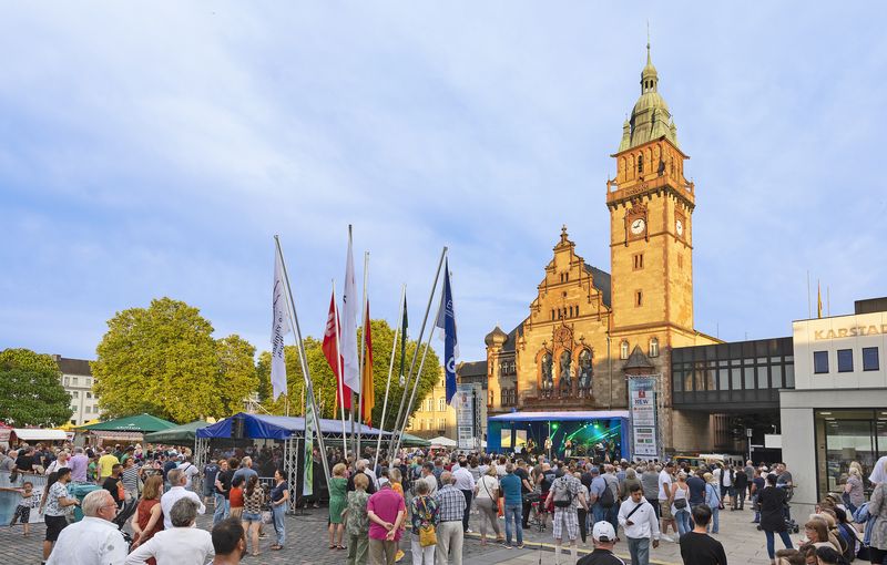 Belebter Marktplatz mit Kirchturm im Hintergrund (Turmfest Rheydt Foto: © G. Coscia)